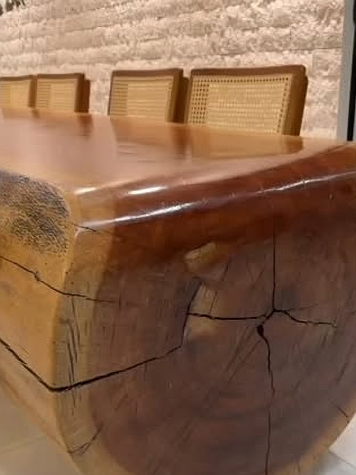 Mesa cascata de madeira maciça com cadeiras de palhinha